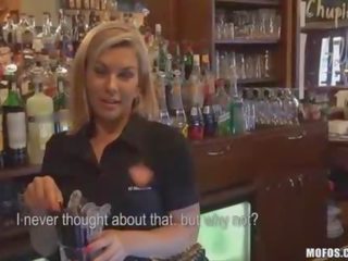 Bartender suger balle bakom counter