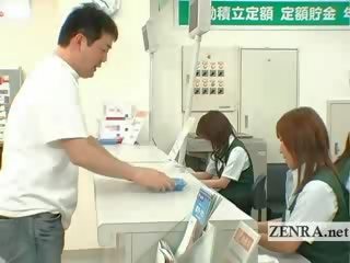 Bizar dögös japán post iroda nyilvános nők ruhában, férfiak meztelen mellszex