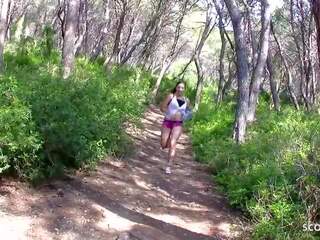 Jogging ripened kvinne charlotte forfør til strand skitten video av fremmed