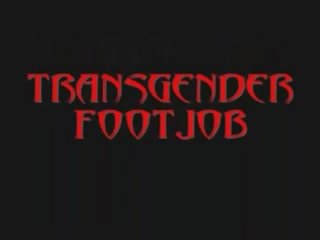 Transgender laba cu piciorul