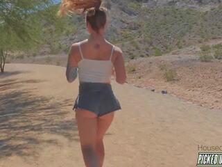 Kåt jogger stunner sonny mckinley plukket opp og knullet: twerking rumpe voksen film