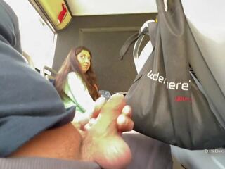 A svešinieks mīļotā jerked no un iesūc mans dzimumloceklis uz a publisks autobuss pilns no cilvēki